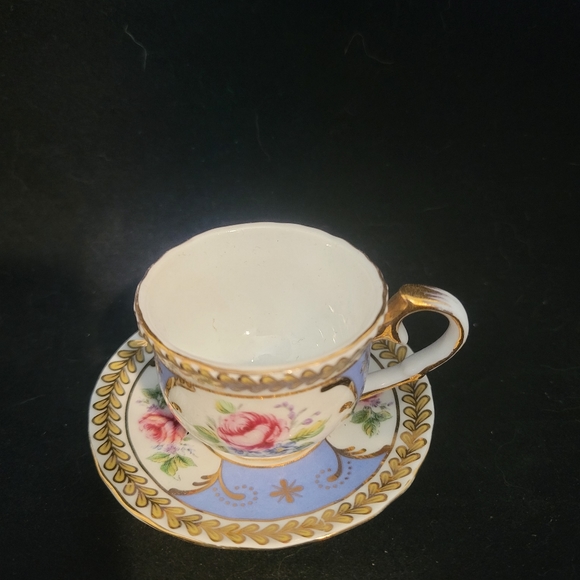 VINTAGE VICTORIA'S GARDEN PINK ROSES GOLD TRIM MINI TEACUP/CUP AND SAUCER. - Picture 8 of 8